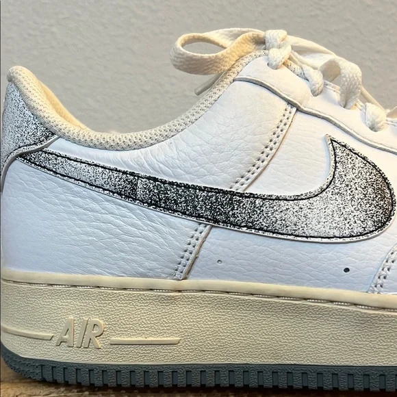 Nike Air Force 1 white leather sneaker w/ silver swish like new Men’s size 10 - Picture 5 of 7